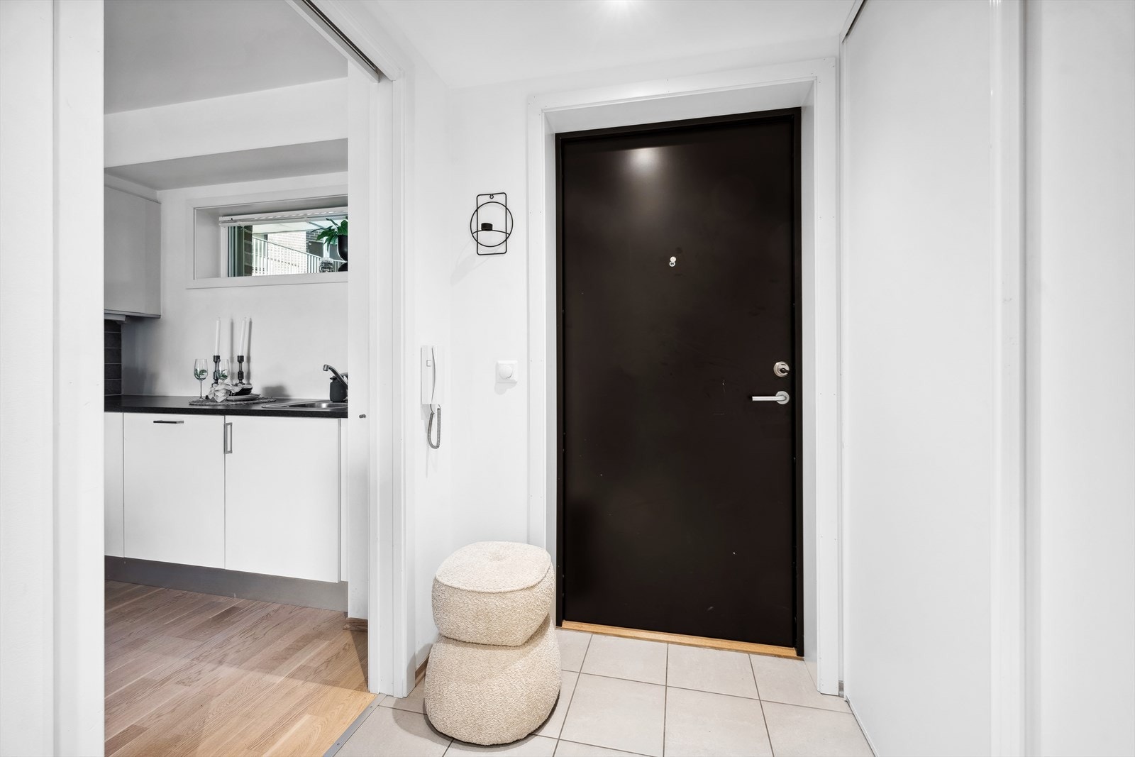 Flislagt gulv i hyggelig entré. Galleribilde