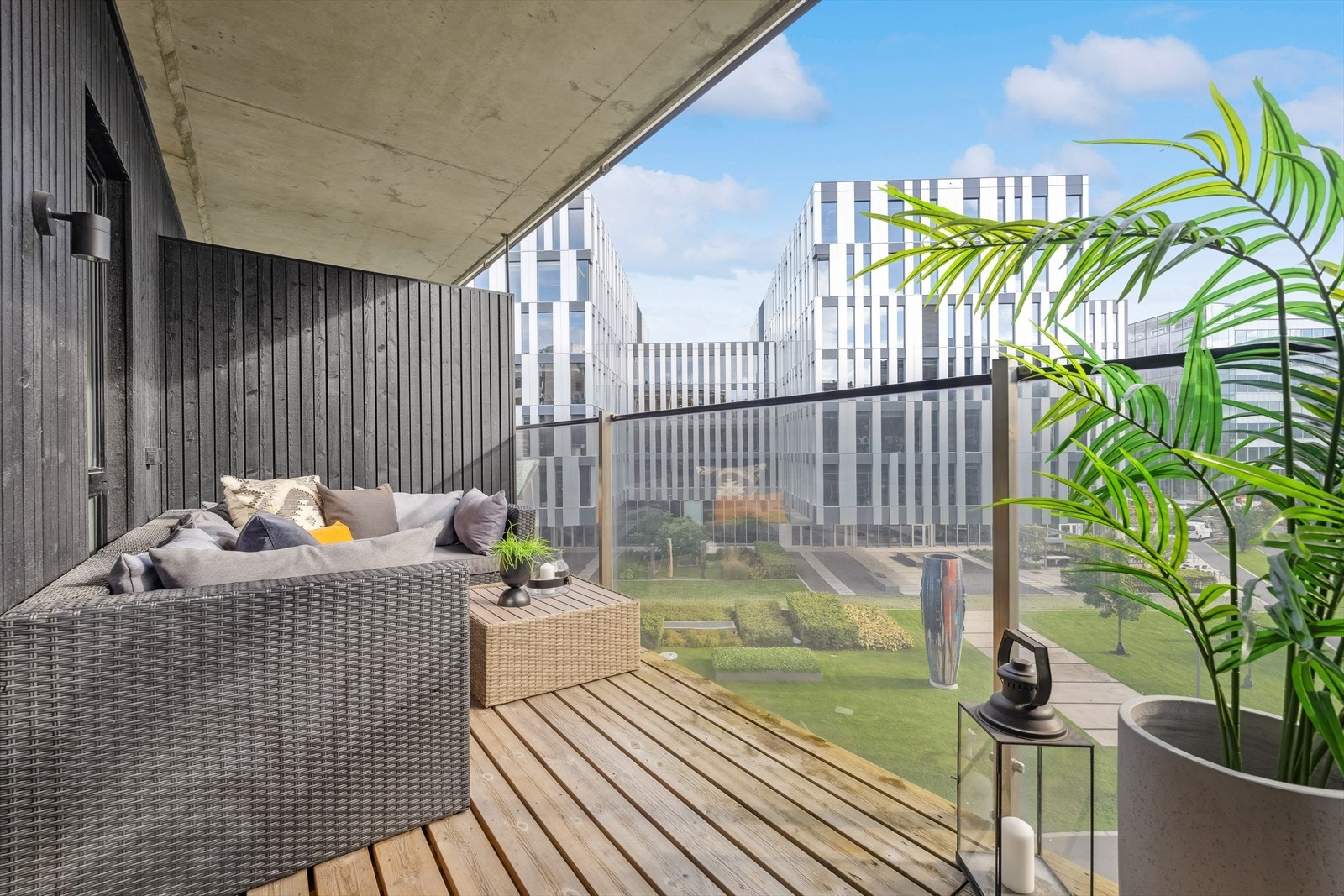 Romslig og solrik balkong på 10m² Galleribilde