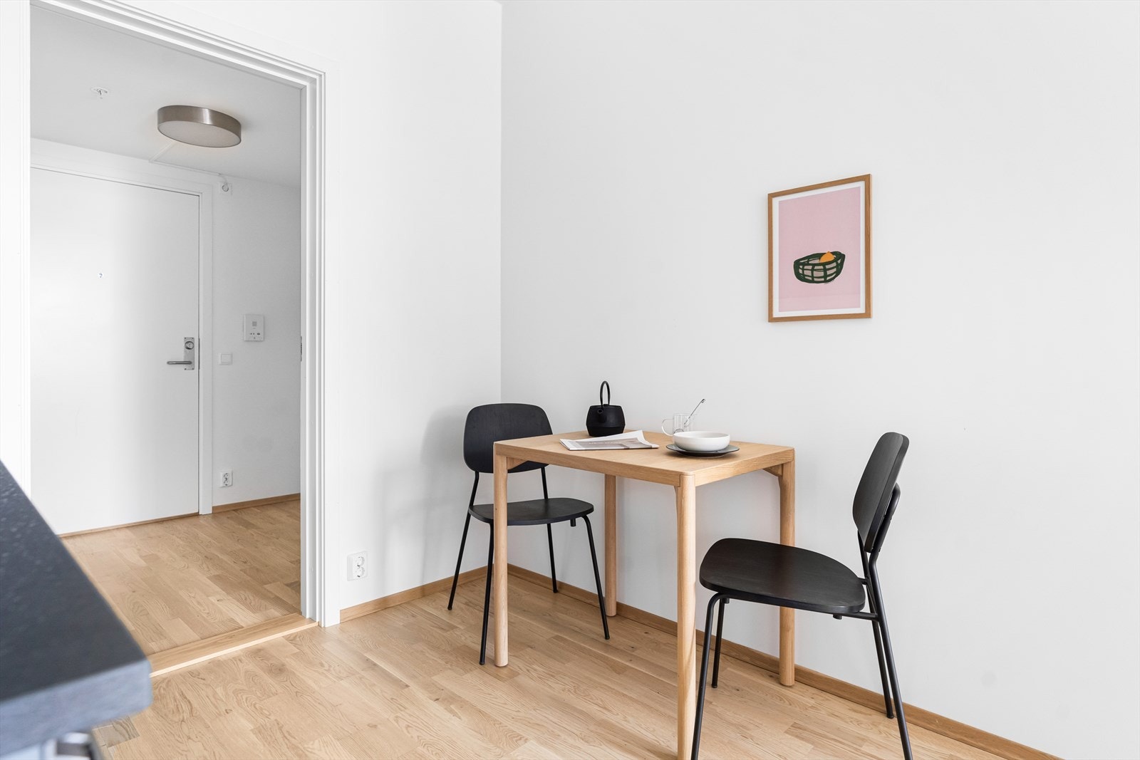 Det er også plass til et mindre spisebord i kjøkkenarealet. Galleribilde