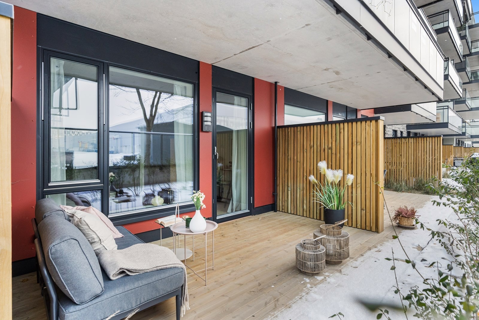 Utgang fra stue til en avskjermet, vestvendt markterrasse. Levegger mot naboene. Galleribilde