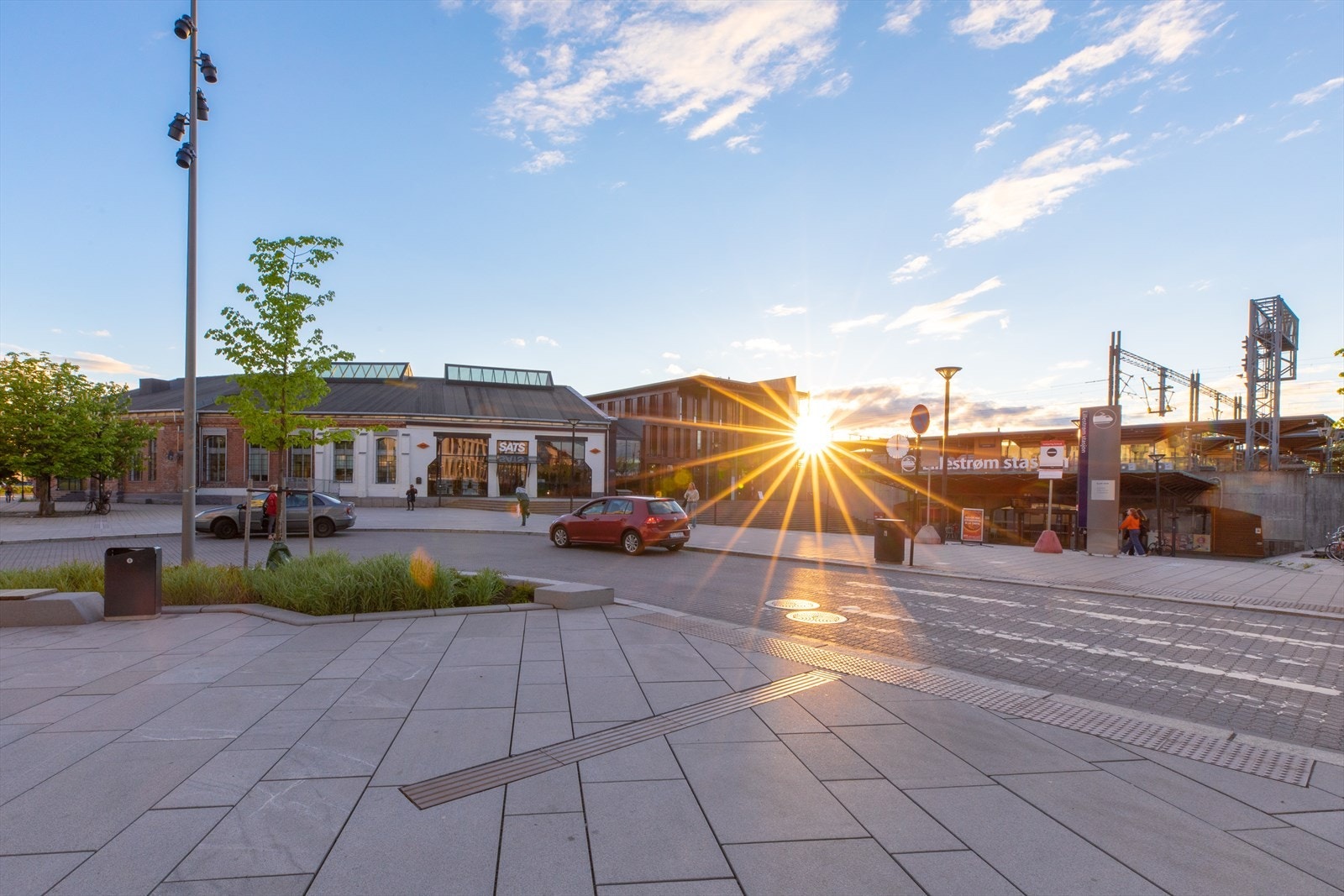 Togstasjonen ligger innen god rekkevidde. Her finner du også Romerike helsebygg, Sats, Fresh fitness med mer. Galleribilde
