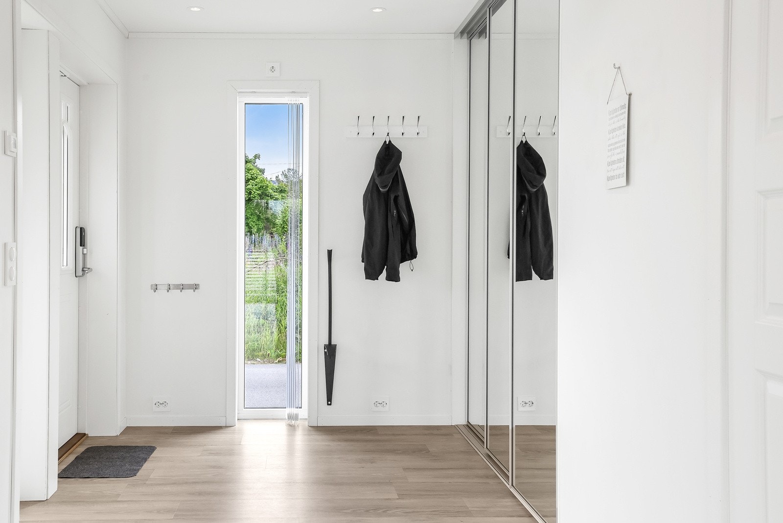 Boligen har en lys og innbydende entré, og har skyvedørsgarderobe med speil Galleribilde