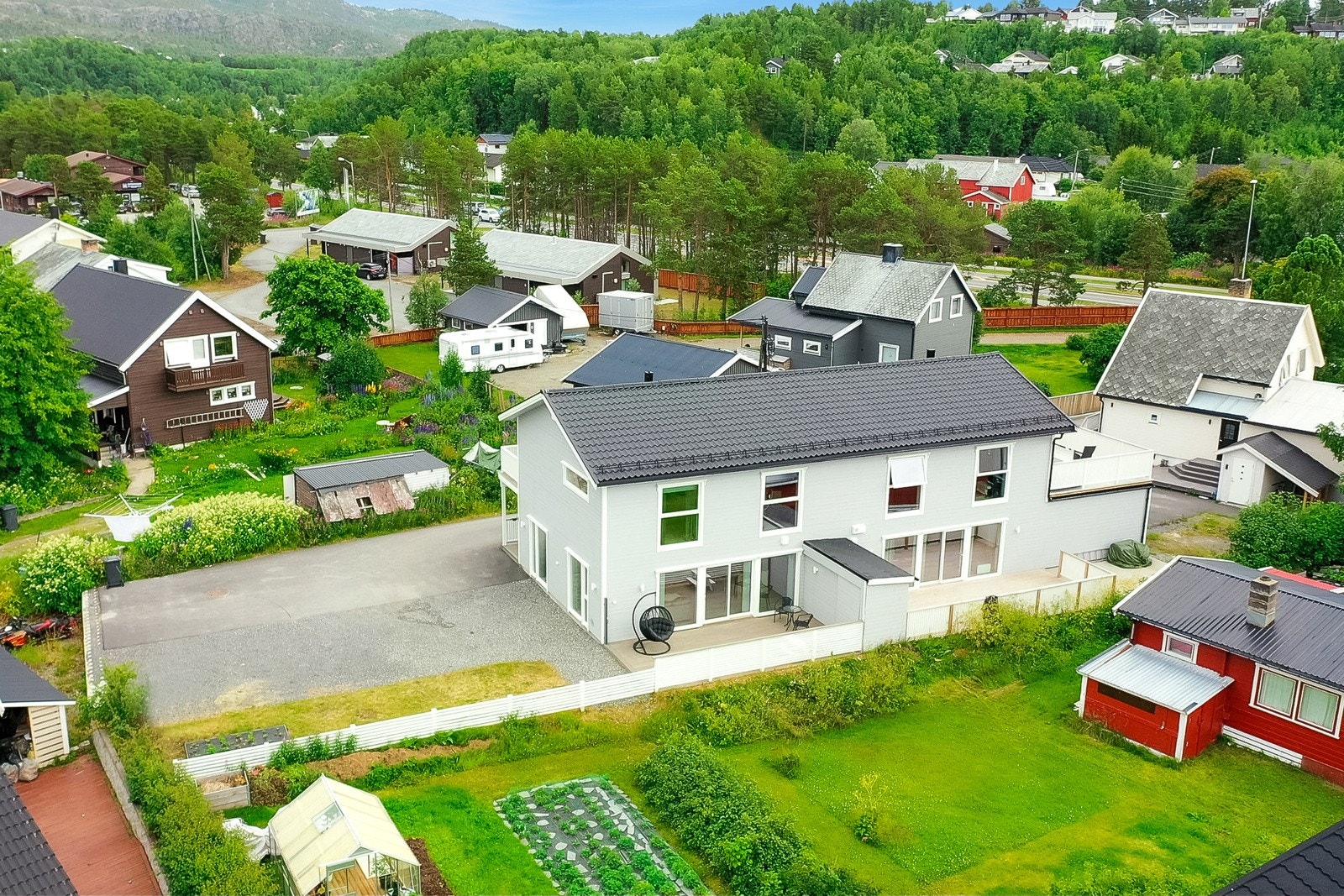 Eiendommen ligger i et rolig og barnevennlig nabolag, med nærhet til både barnehage og skole Galleribilde