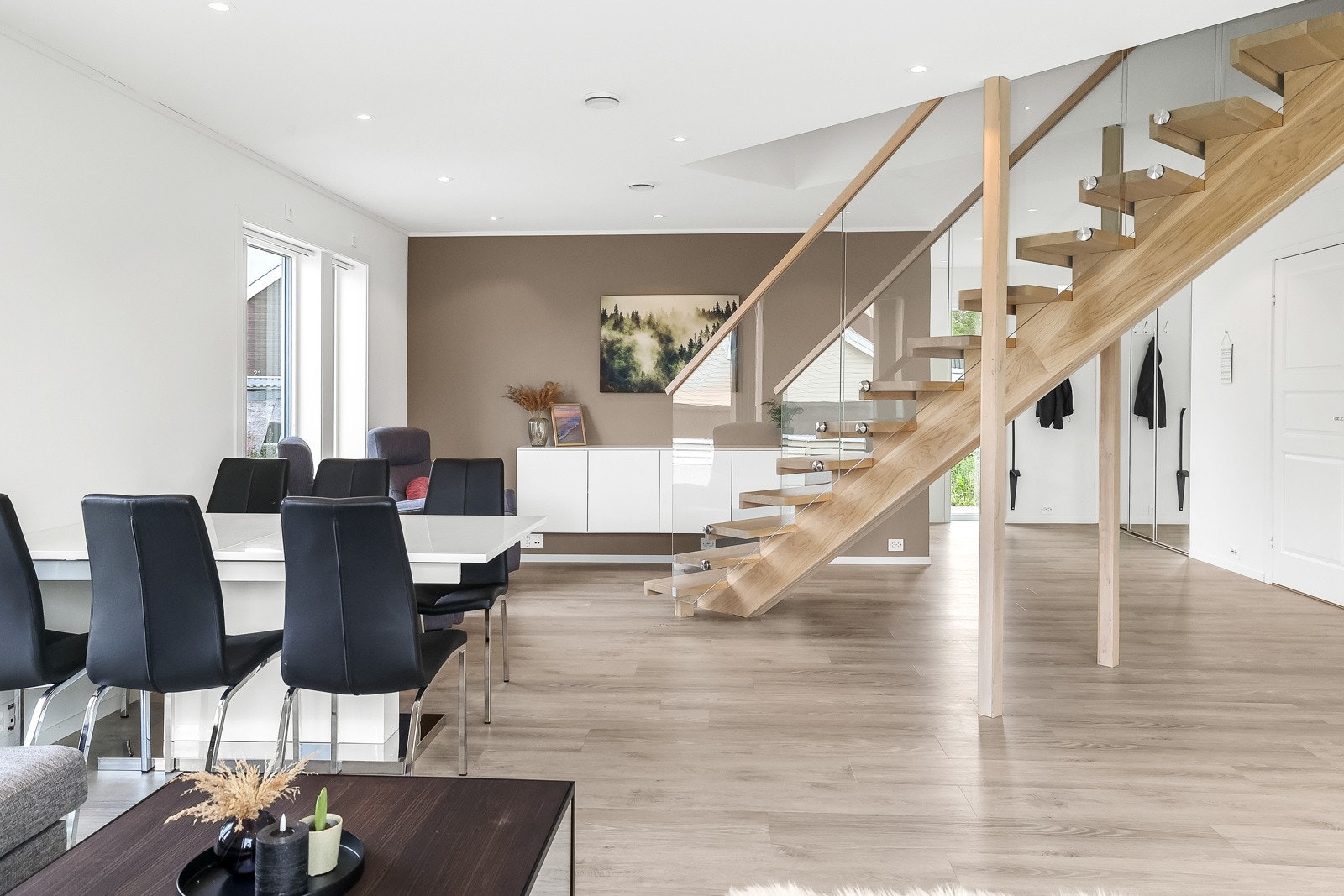 I rommet er det fint med plass til et spisebord Galleribilde
