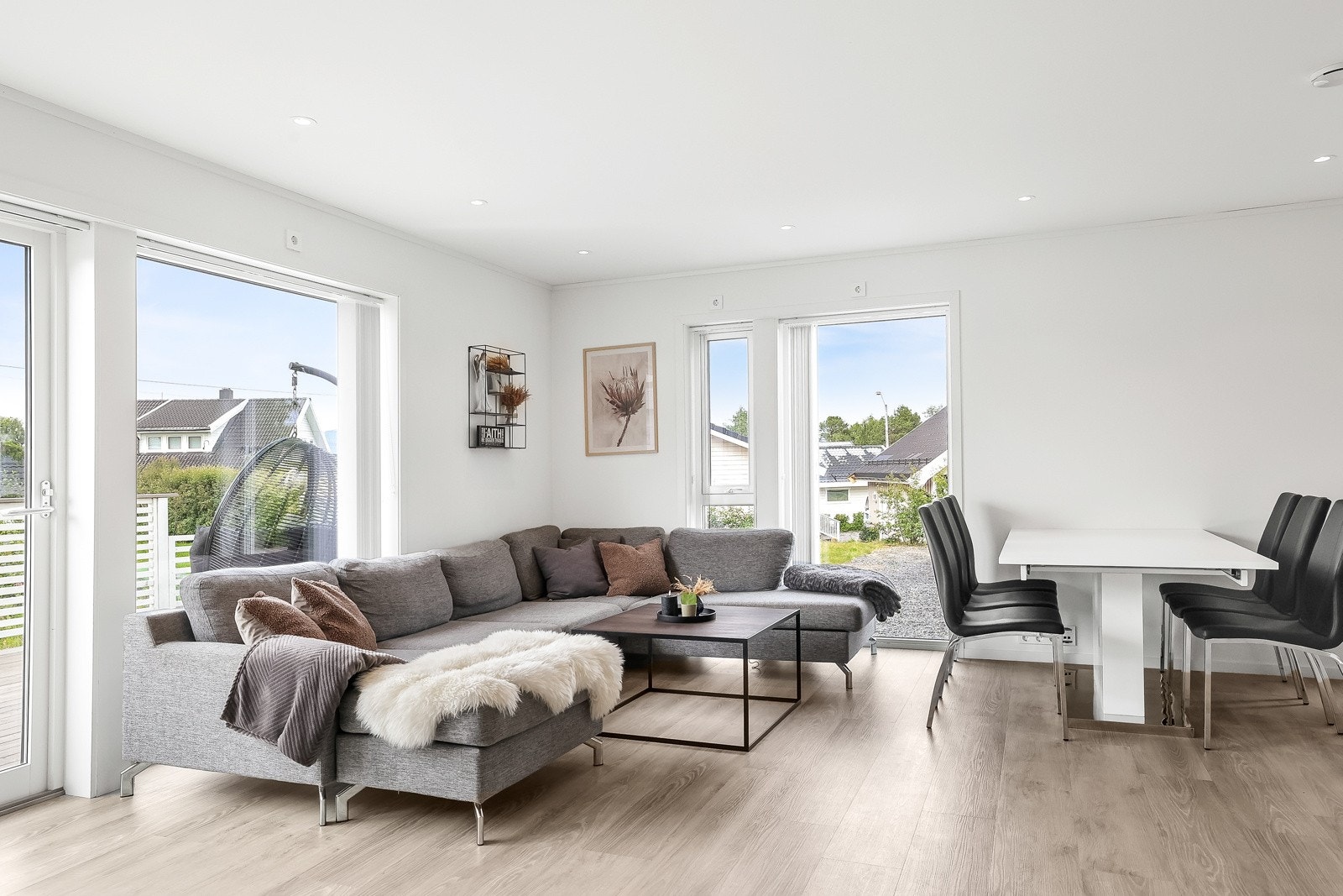 Stuen er har store vindusflater som slipper inn rikelig med naturlig lys Galleribilde