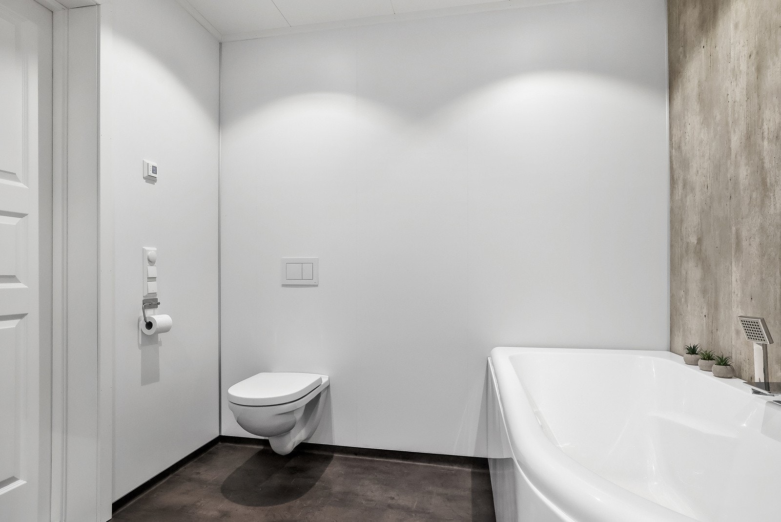 Det er i tillegg innredet med badekar og vegghengt toalett Galleribilde