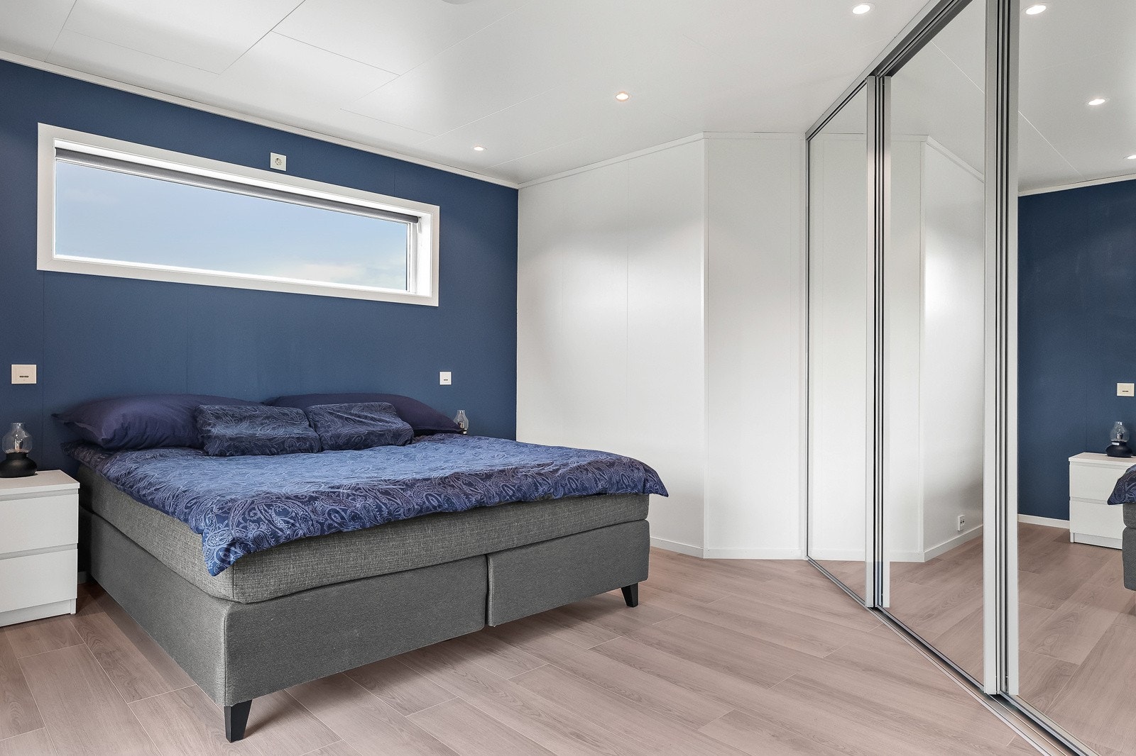 Dette rommet har stor skyvedørsgarderobe med speil Galleribilde