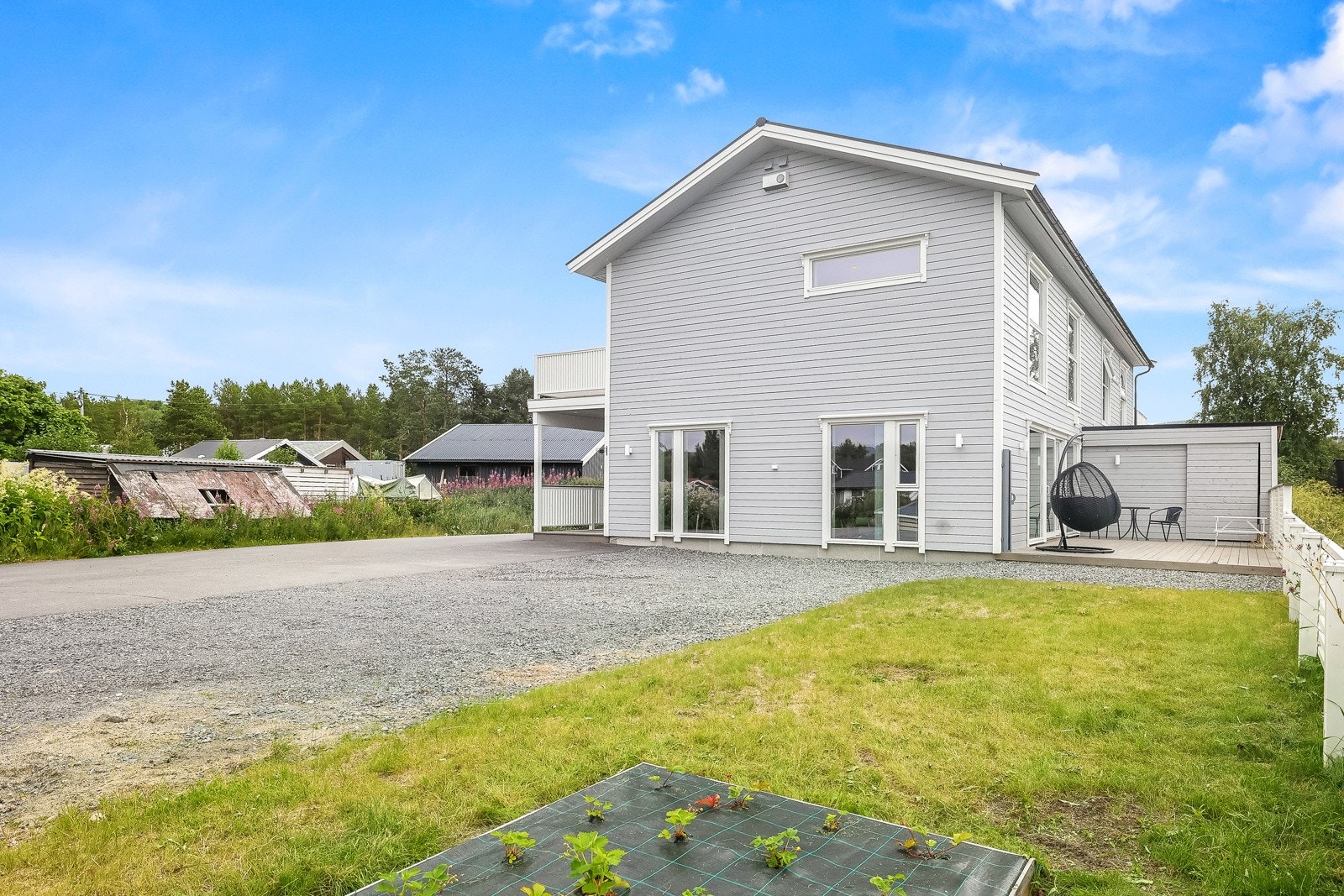 På terrassen er det en utvendig bod på 5 kvm Galleribilde