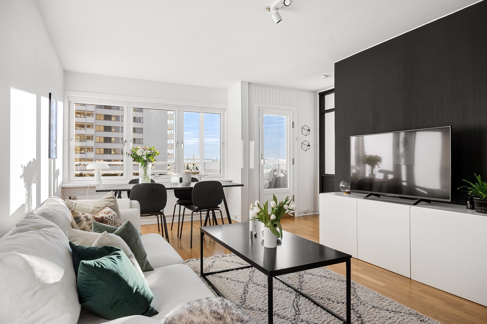 I stuen er det plass til en sofagruppe med tilhørende møbler, samt også plass til en hyggelig spisegruppe. Galleribilde