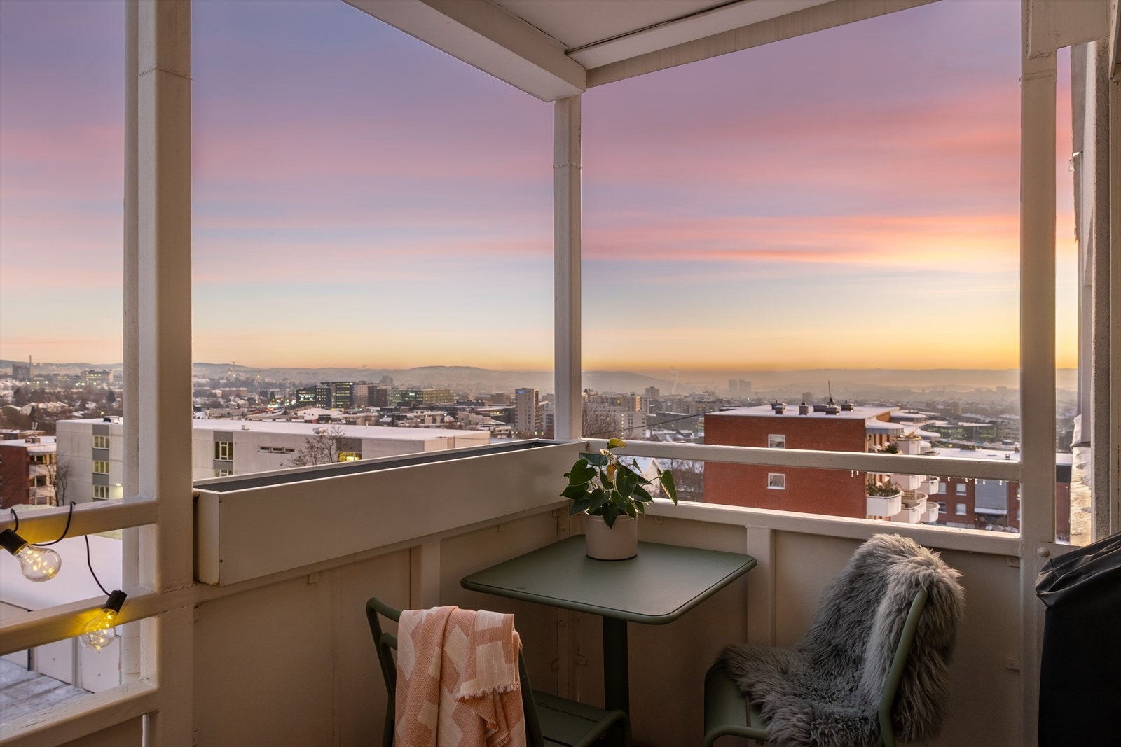 Velkommen til Betzy Kjelsbergs vei 13! Dette er en lys og innbydende 2-roms leilighet med solrik balkong og spektakulær utsikt over Oslofjorden. Galleribilde