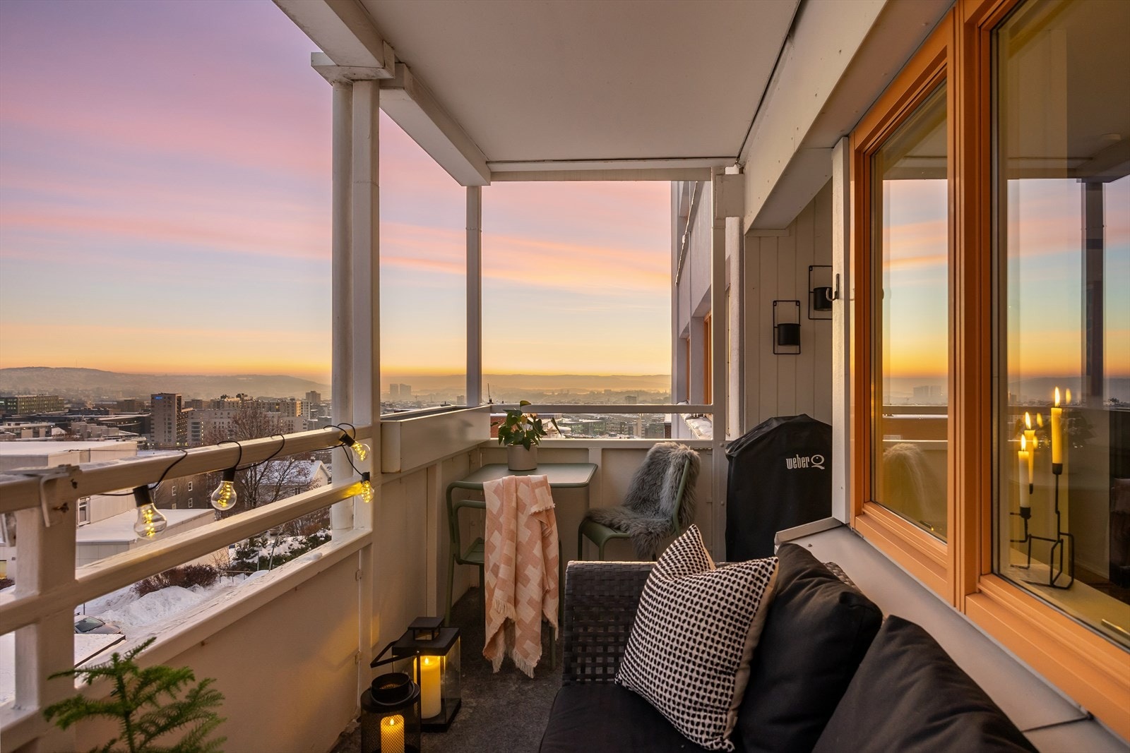 På balkongen kan du enkelt innrede med utemøbler, beplanting og grill. Galleribilde