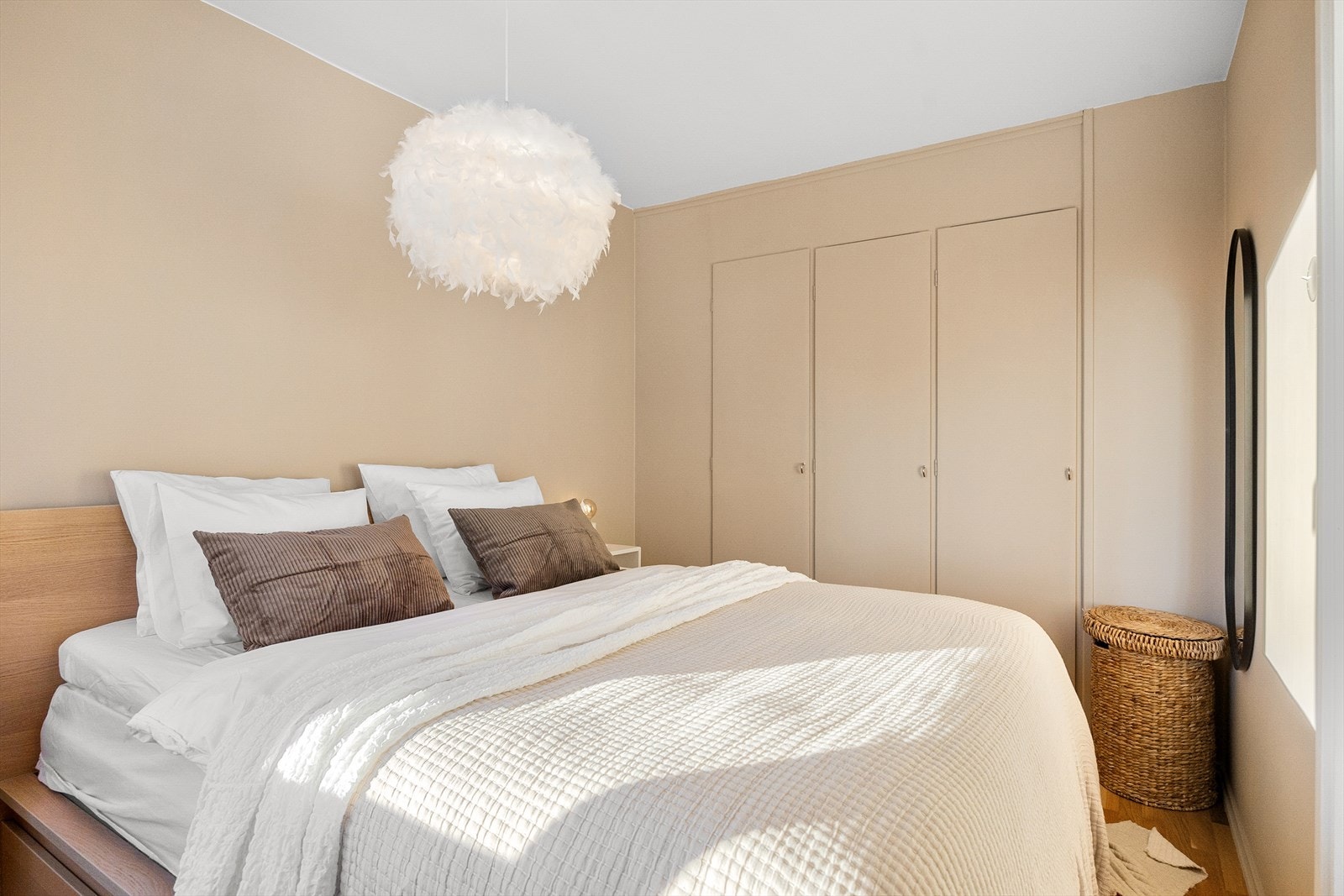 Det er gode oppbevaringsmuligheter i plassbygget garderobeskap. Galleribilde