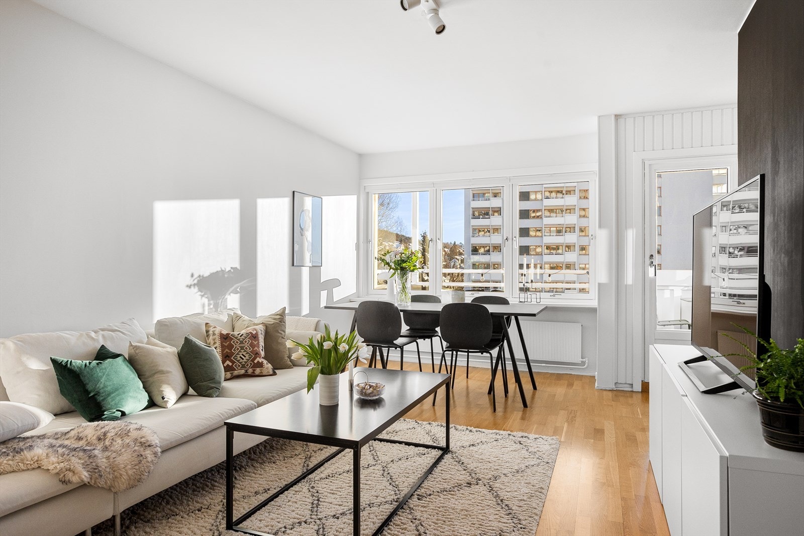 Med sin gode romfordeling og store vindusflater som gir rikelig med lys, oppleves stuen som fin og luftig. Galleribilde