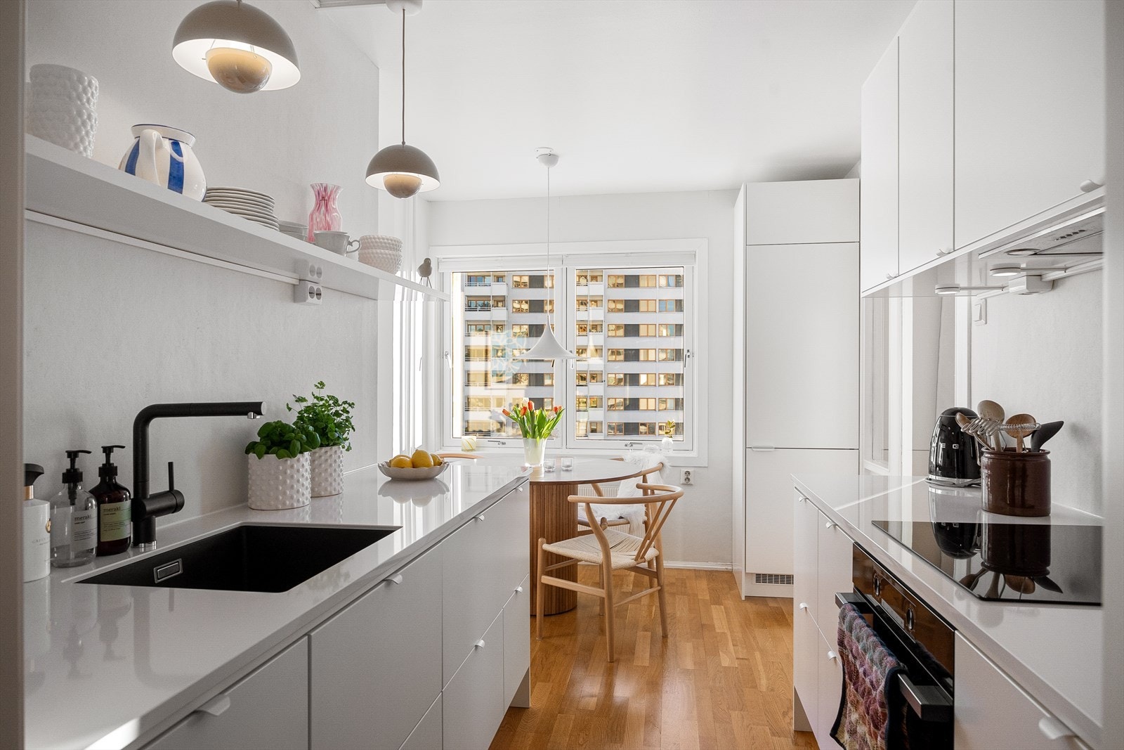 Delikat Epoq-kjøkken fra 2022 med god skap- og benkeplass. Galleribilde