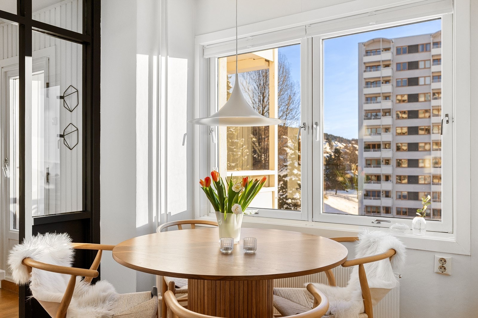 Det er plass til et hyggelig spisebord ved vindu - her kan du nyte utsikten imens du drikker en varm kopp kaffe. Galleribilde