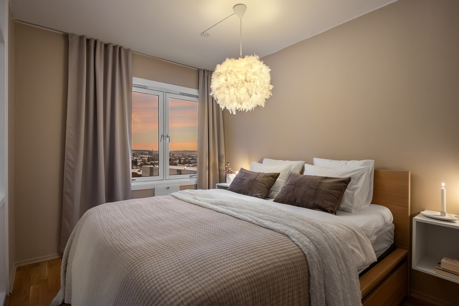 Soverommet er romslig med plass til dobbeltseng, nattbord og tilhørende møbler. Galleribilde