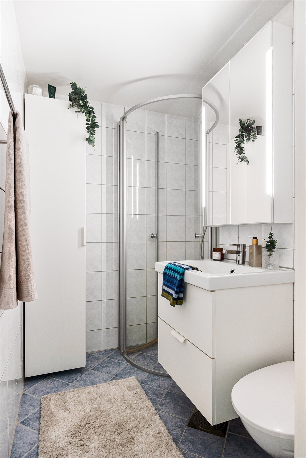 Badet ble pusset opp av borettslaget i 2011 og består av dusjhjørne med svingbare dører i glass, servant og vegghengt toalett. Eieren opplyser om at det ble montert ny servant med servantskap, speilskap med lys og nytt blandingsbatteri i 2022. Galleribilde