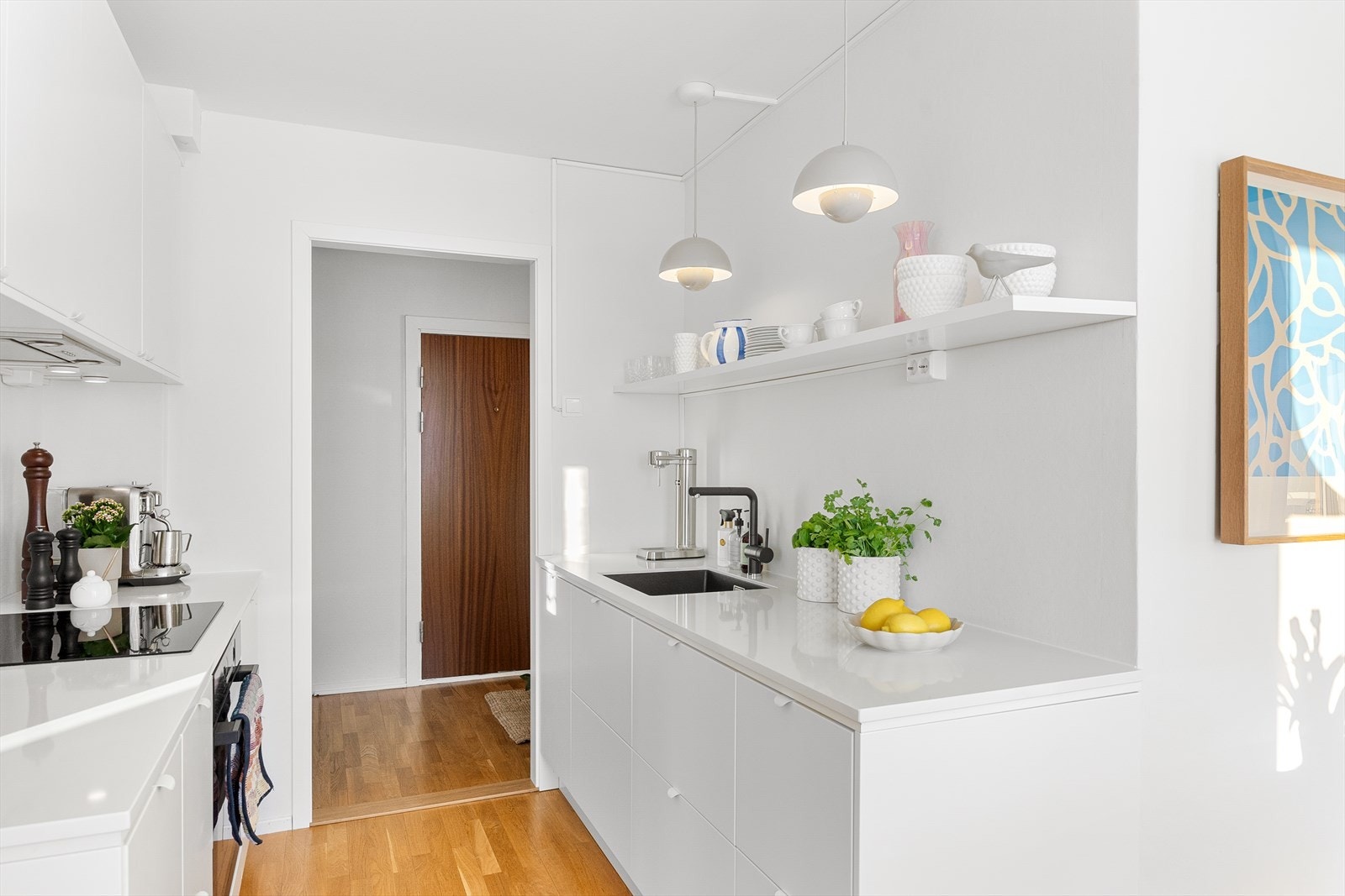 Videre er det integrert komfyr, oppvaskmaskin, platetopp, frys og kjøleskap. Galleribilde