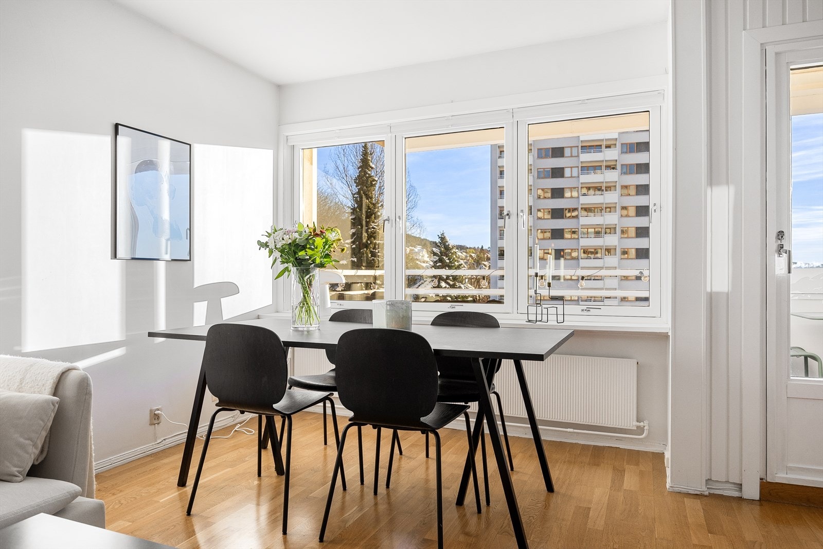 Leiligheten er meget innbydende med tidsmessige farge- og materialvalg. Galleribilde