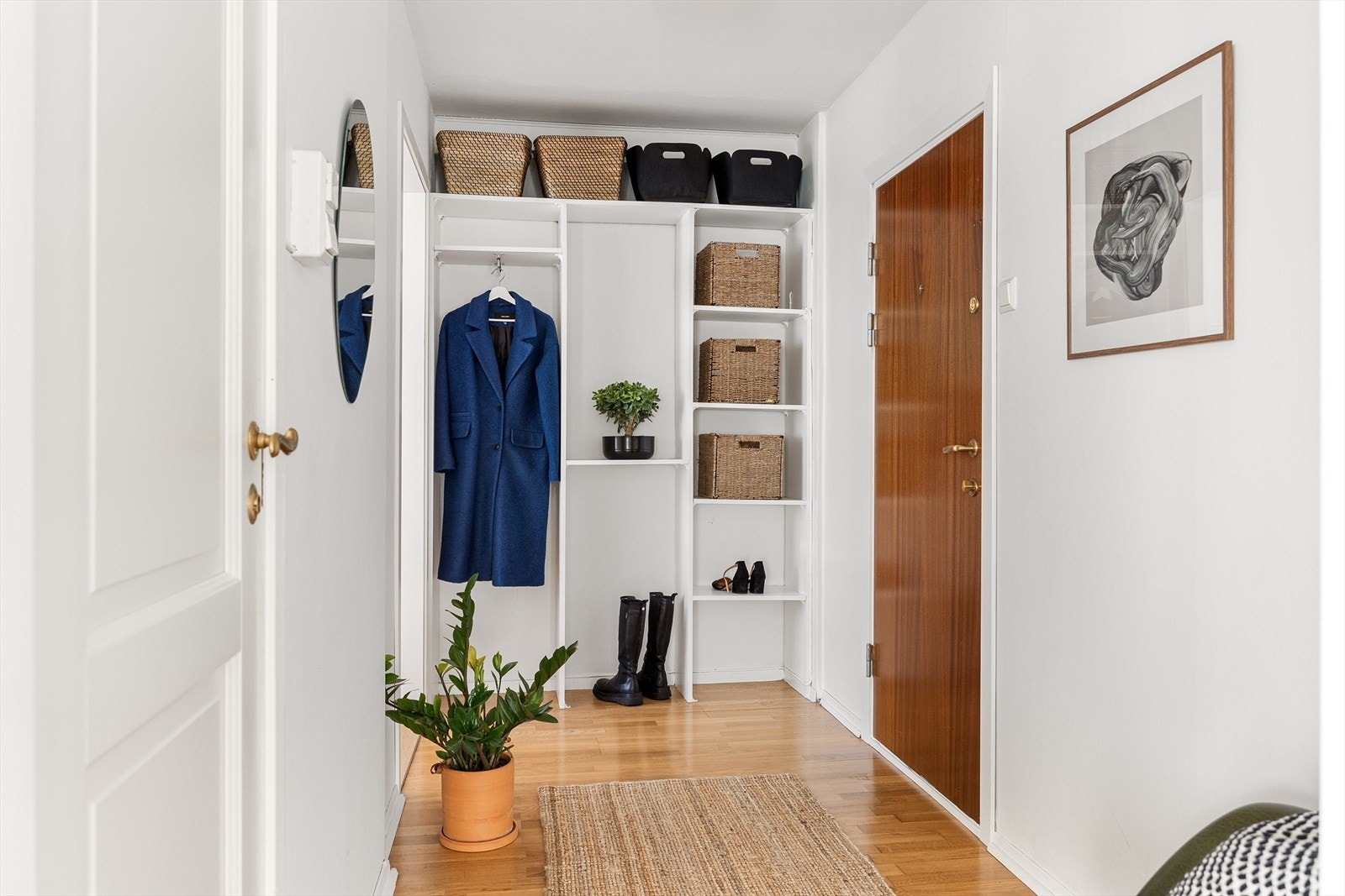 En hyggelig og lys entré hvor du enkelt kan henge fra deg yttertøy og sko. Galleribilde