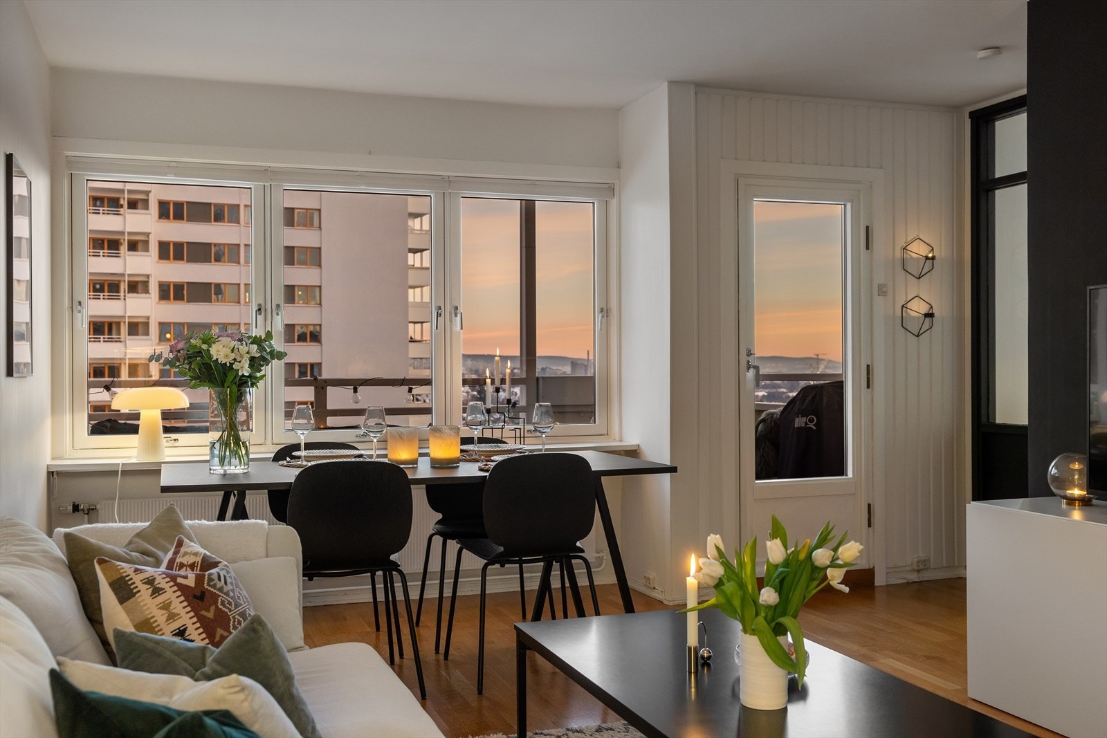 Fra stuen er det utgang til en sør-østvendt balkong på ca. 8 kvm. Galleribilde