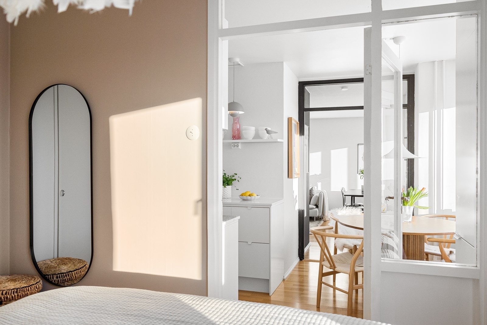 Blandingen av moderne fargevalg på veggene og store vindusflater gir rommet en behagelig følelse. Galleribilde