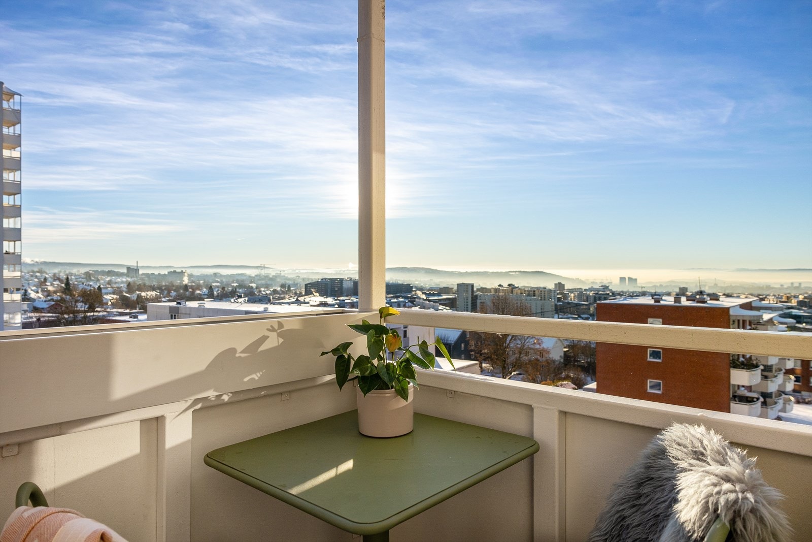 Med god plass og eksponering for solen, kan du nyte deilige solrike dager på balkongen. Galleribilde