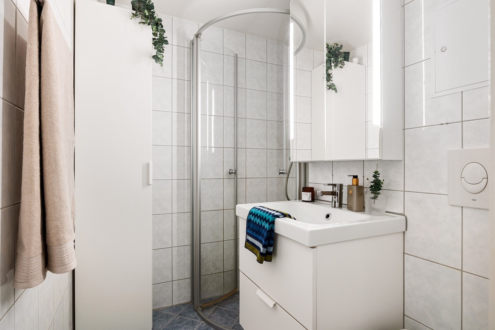 Pent flislagt baderom med elektrisk gulvvarme. Galleribilde