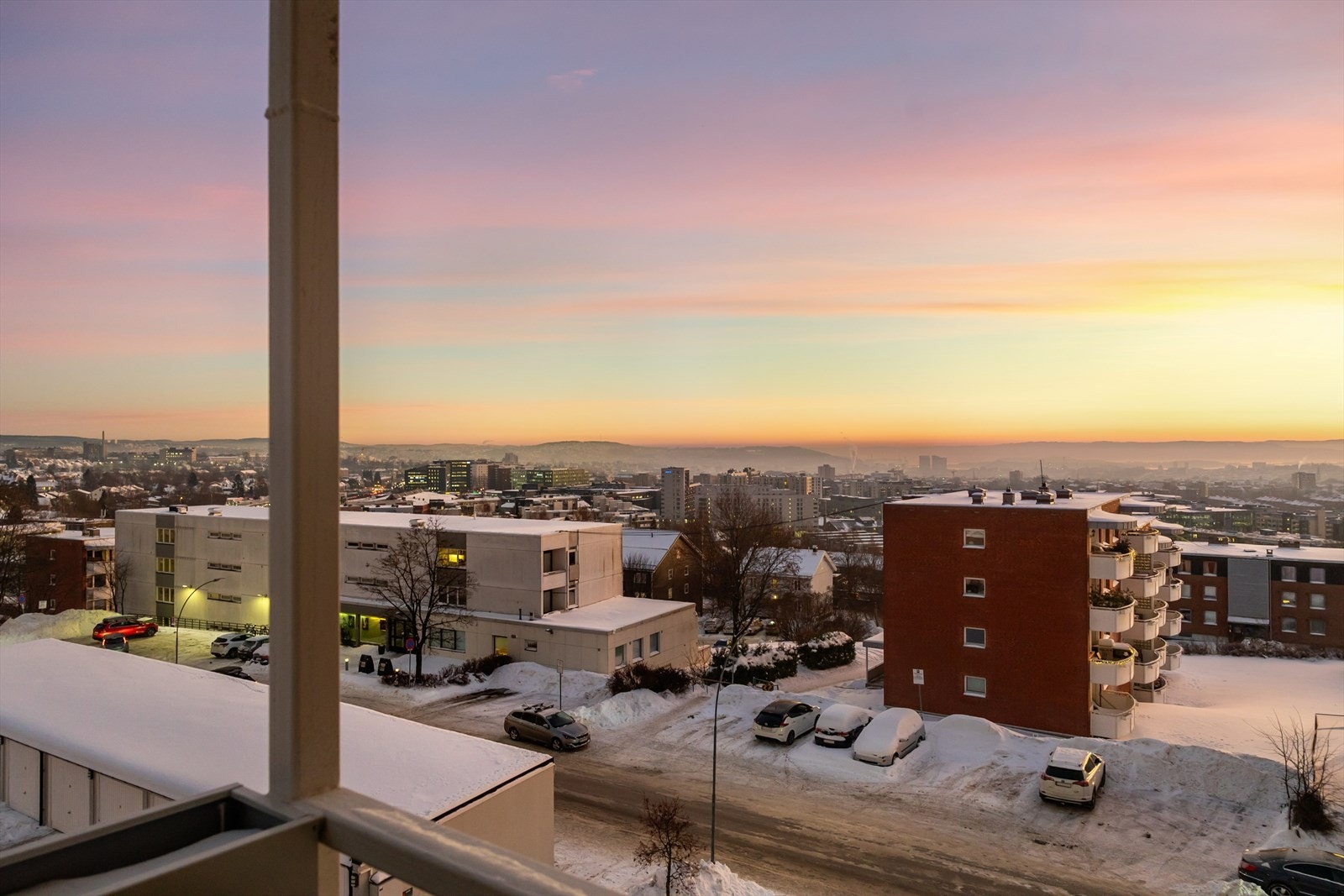 Leiligheten ligger høyt i fritt i byggets 3. etasje med fantastisk utsikt utover byen og fjorden. Galleribilde