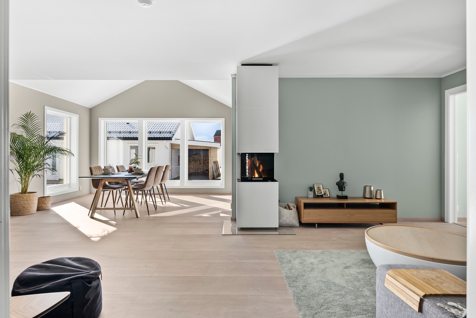 Stuen og kjøkkenet utgjør et åpent og virkelig lekkert allrom for hele familien. Galleribilde
