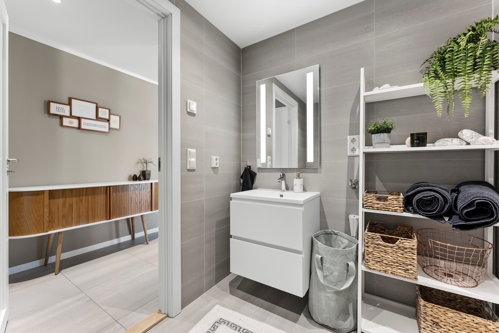 Badet er stilrent innredet med delikate fliser på både gulv og vegger. Galleribilde
