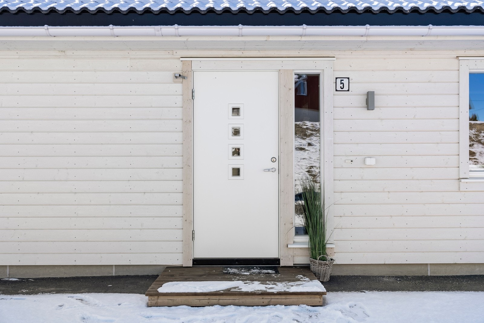 Eneboligen ble oppført med god og moderne standard i 2022. Det er ikke kodelås men en lås som kan administreres med en app Galleribilde