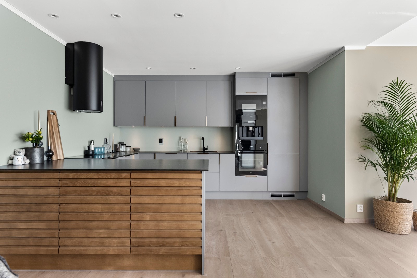 Kjøkkenet har en moderne og velutstyrt innredning i grått ? med lekre detaljer. Ut mot stuen er det en barløsning, perfekt til måltider og gode samtaler, men også for lekselesing mens maten lages. Galleribilde