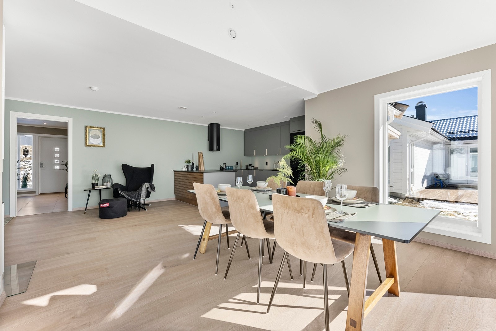 Stuen innbyr til hyggelige middager med familie og venner. Galleribilde
