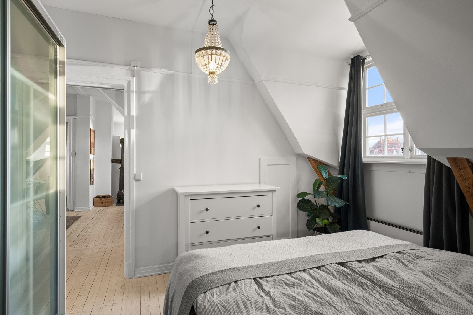 Soverom 2 med adkomst via stue. Galleribilde