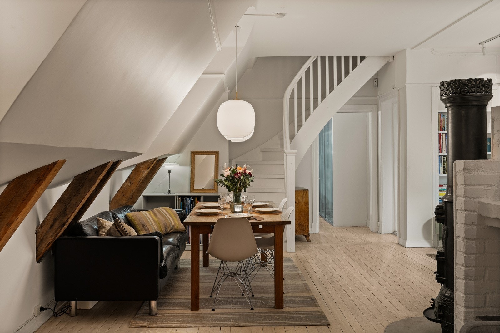 Egen spisestue med god plass til spiseseksjon. Galleribilde