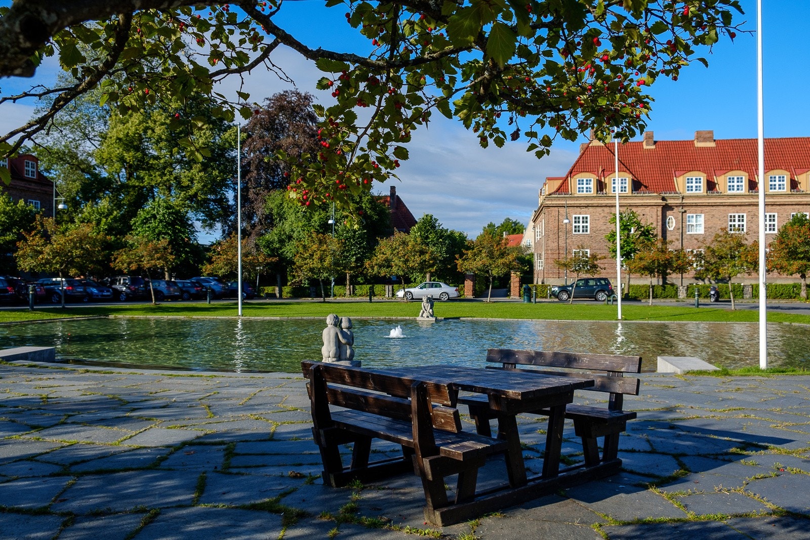 Fra eiendommen er det kort vei til idylliske Damplassen, skoler, barnehager, kjøpesenter og offentlig kommunikasjon. Galleribilde