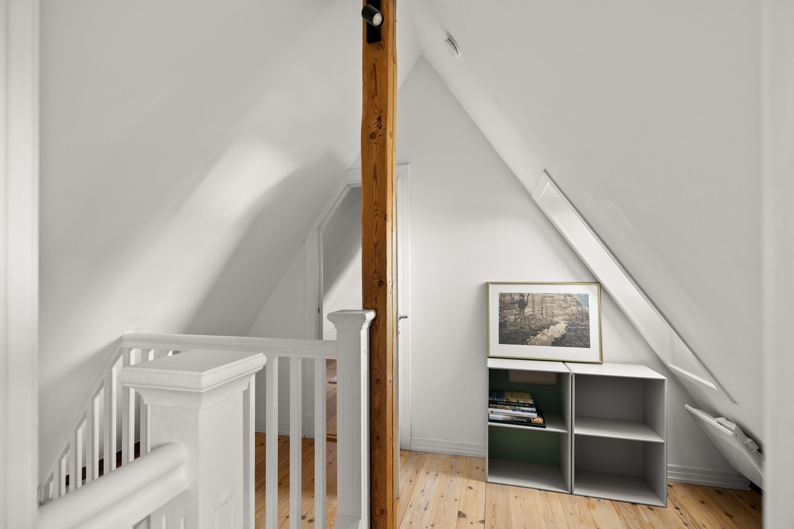 Loftsetasjen består av trapperom og 2 soverom. Sjarmerende synlige takbjelker går igjen i hele etasjen. Galleribilde