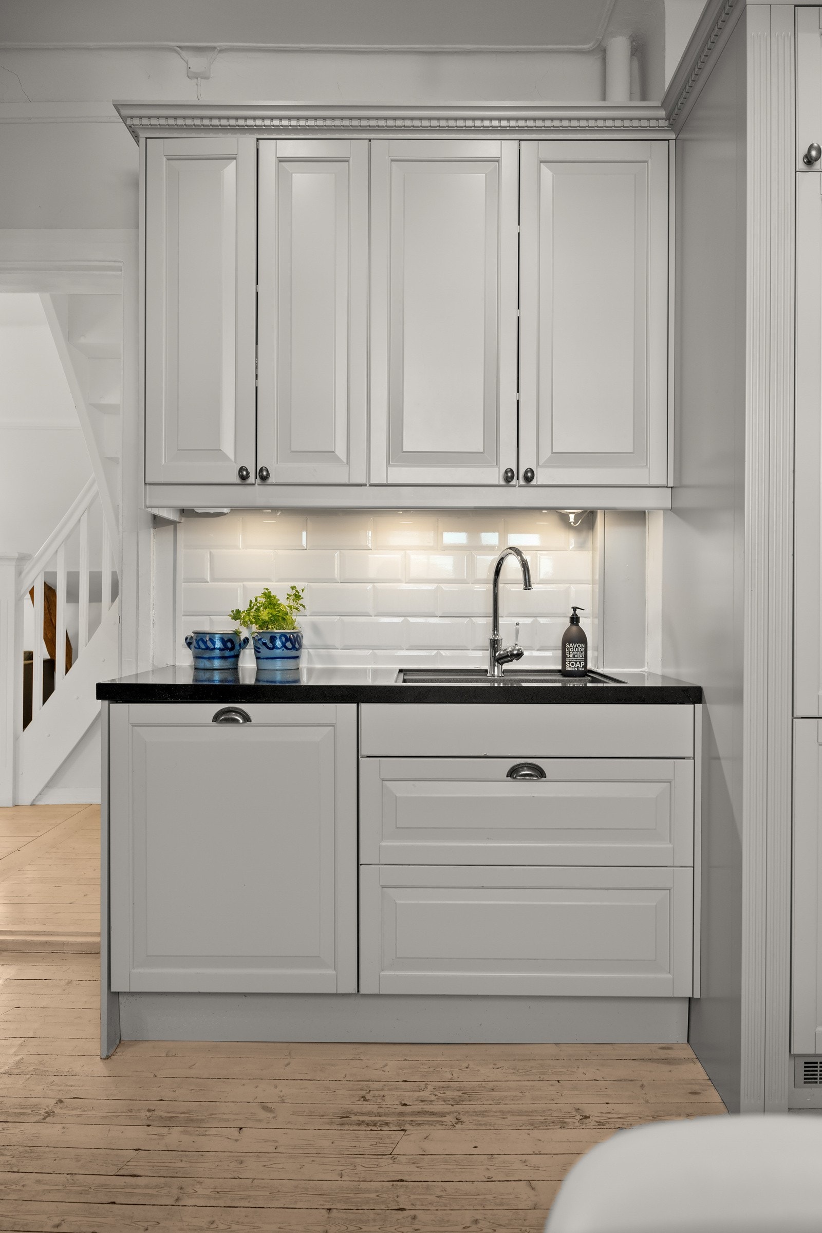 Nyere Epoq kjøkkeninnredning med integrete hvitevarer. Galleribilde