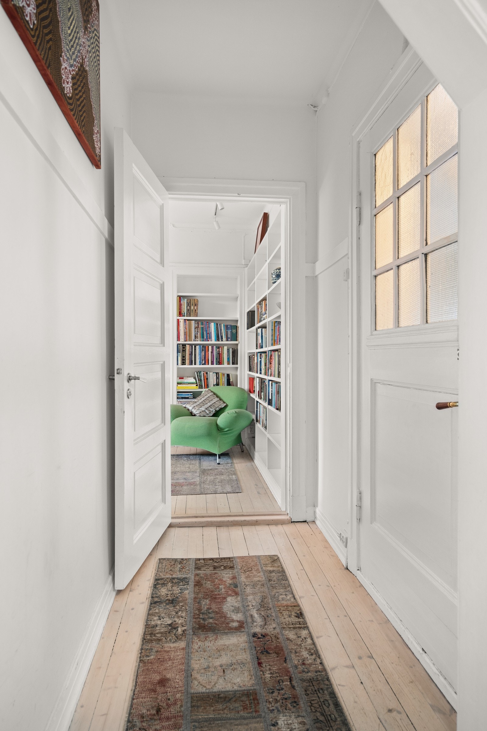 Romslig og innbydende entré med velegnet plass til knaggrekker og skohyller. Galleribilde