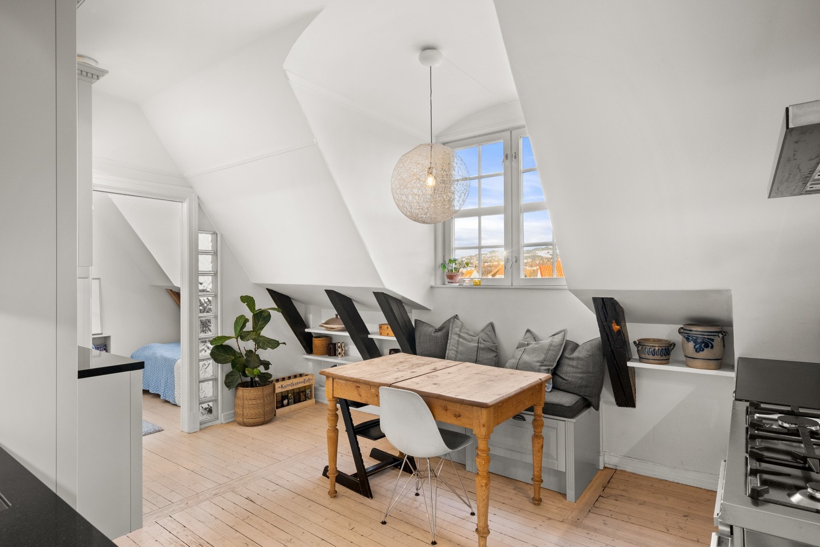 Kjøkkenet har velegnet plass til frokostbord. Galleribilde