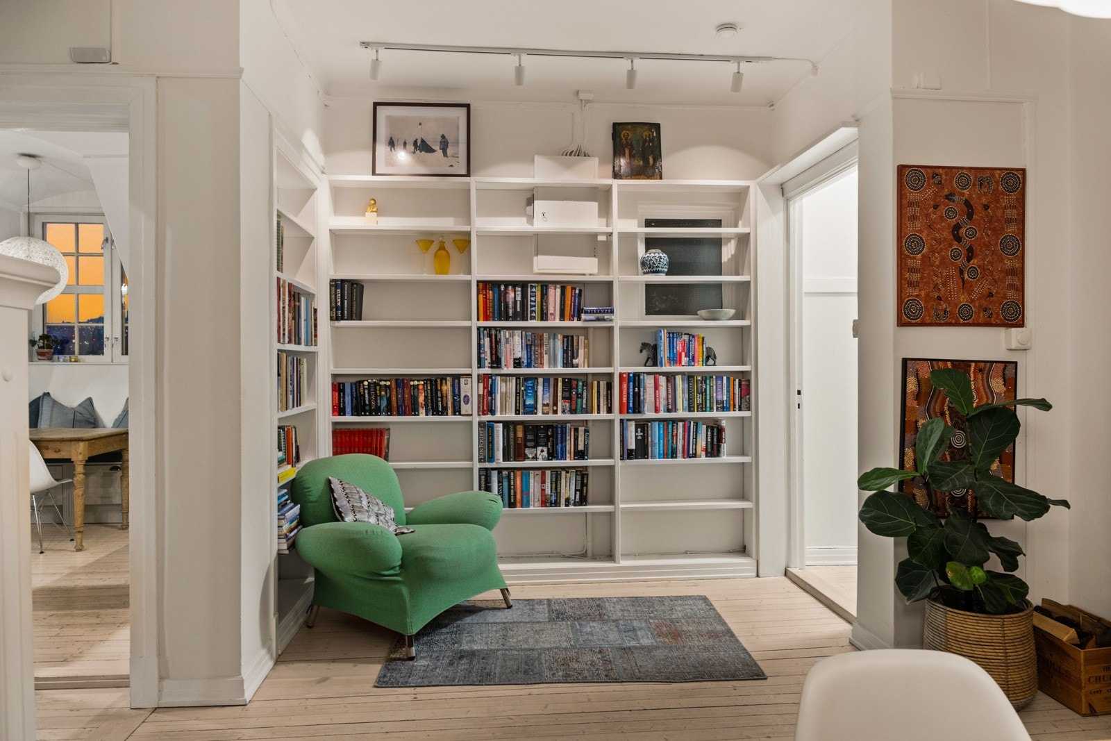 Koselig lesekrok i stuen. Galleribilde