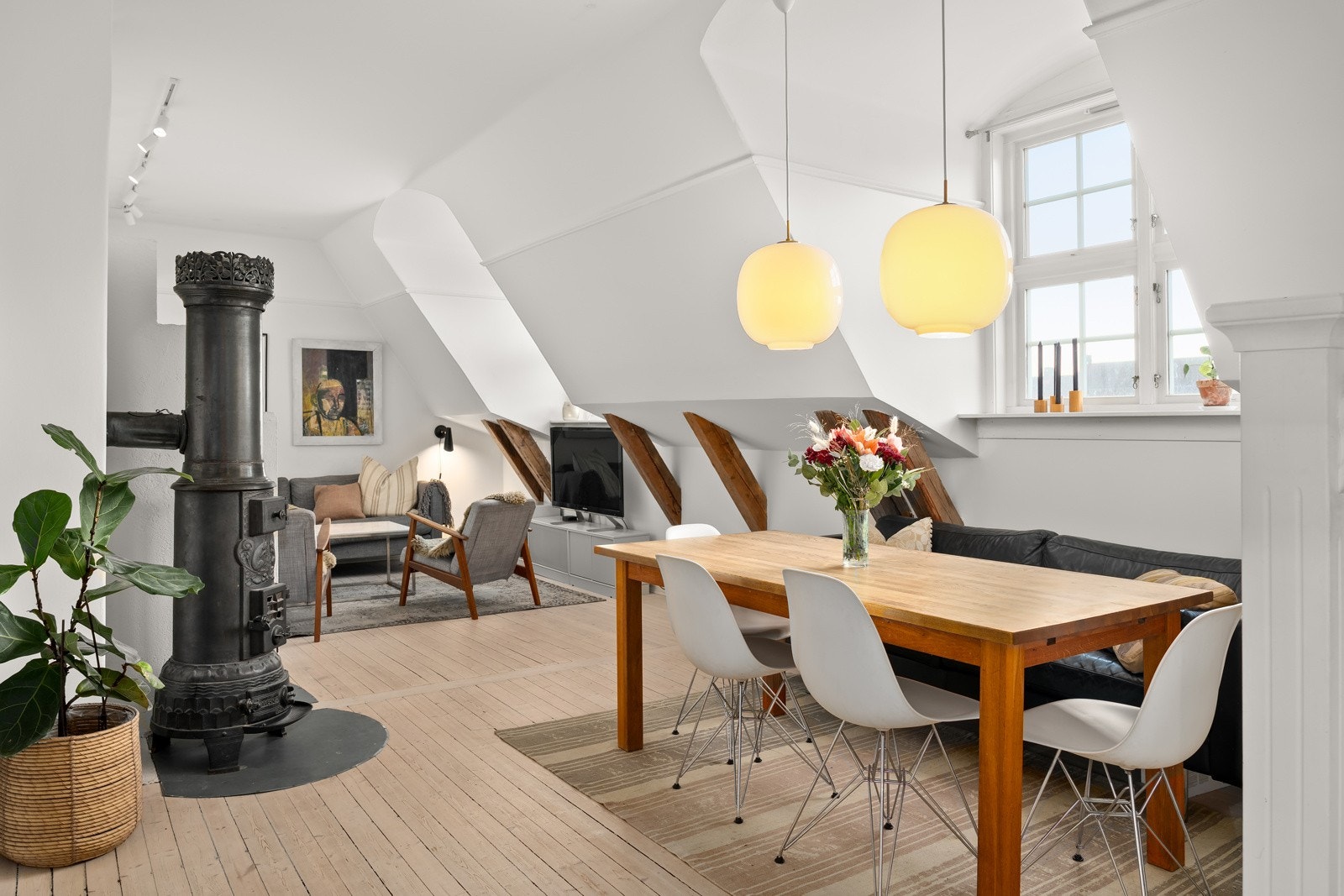 Her får man god takhøyde, store vindusflater med flott utsikt og nydelige lysforhold. Galleribilde