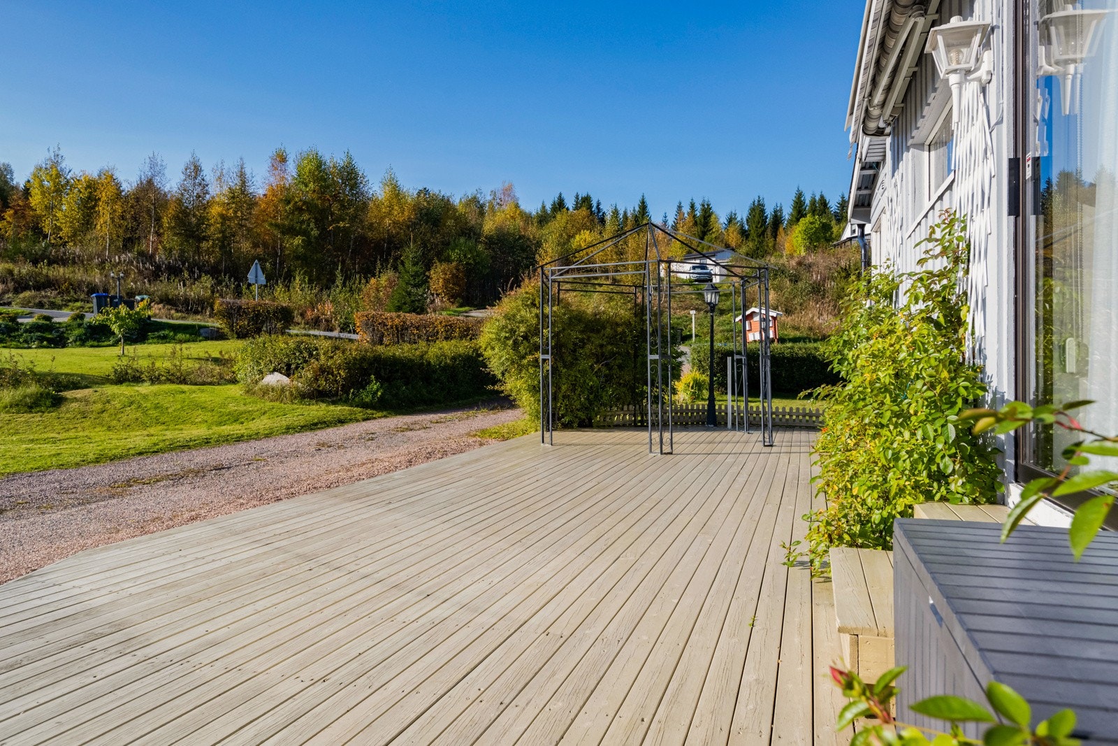 Stor åpen terrasse mot hagen Galleribilde