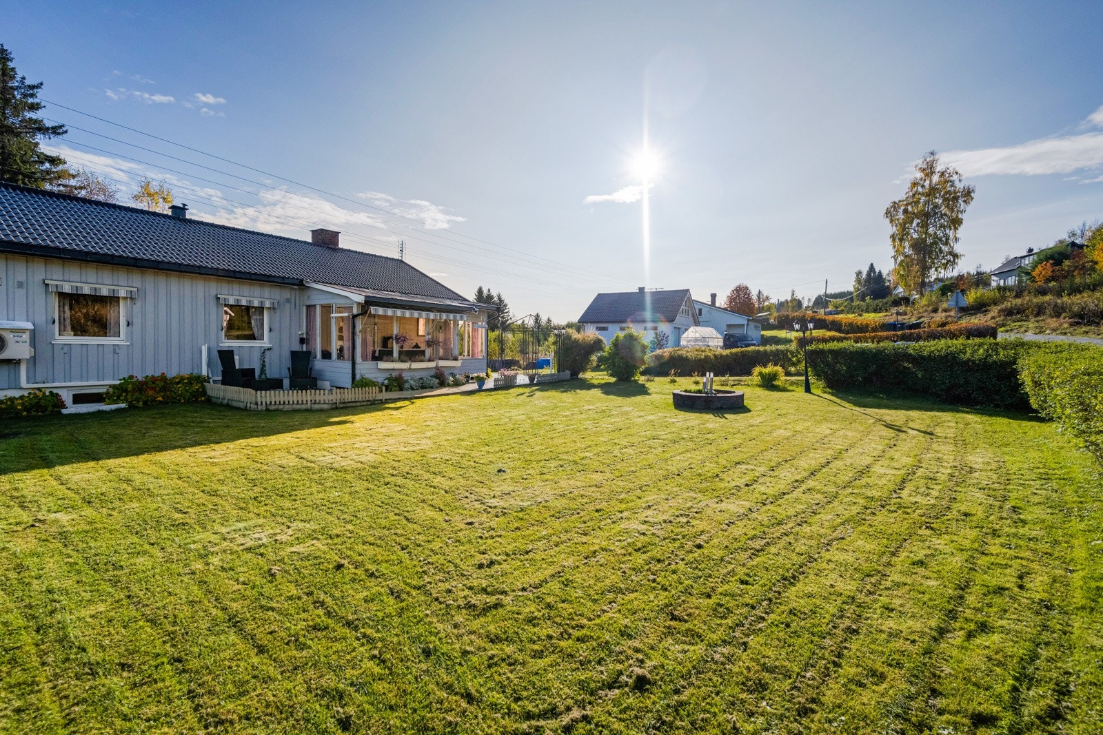 Flat tomt med plen og beplantning Galleribilde