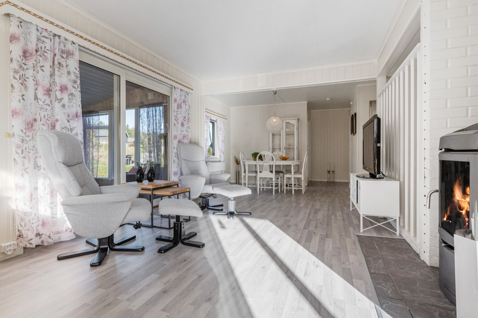 Fra stua er det også utgang til innglasset vinterhage Galleribilde