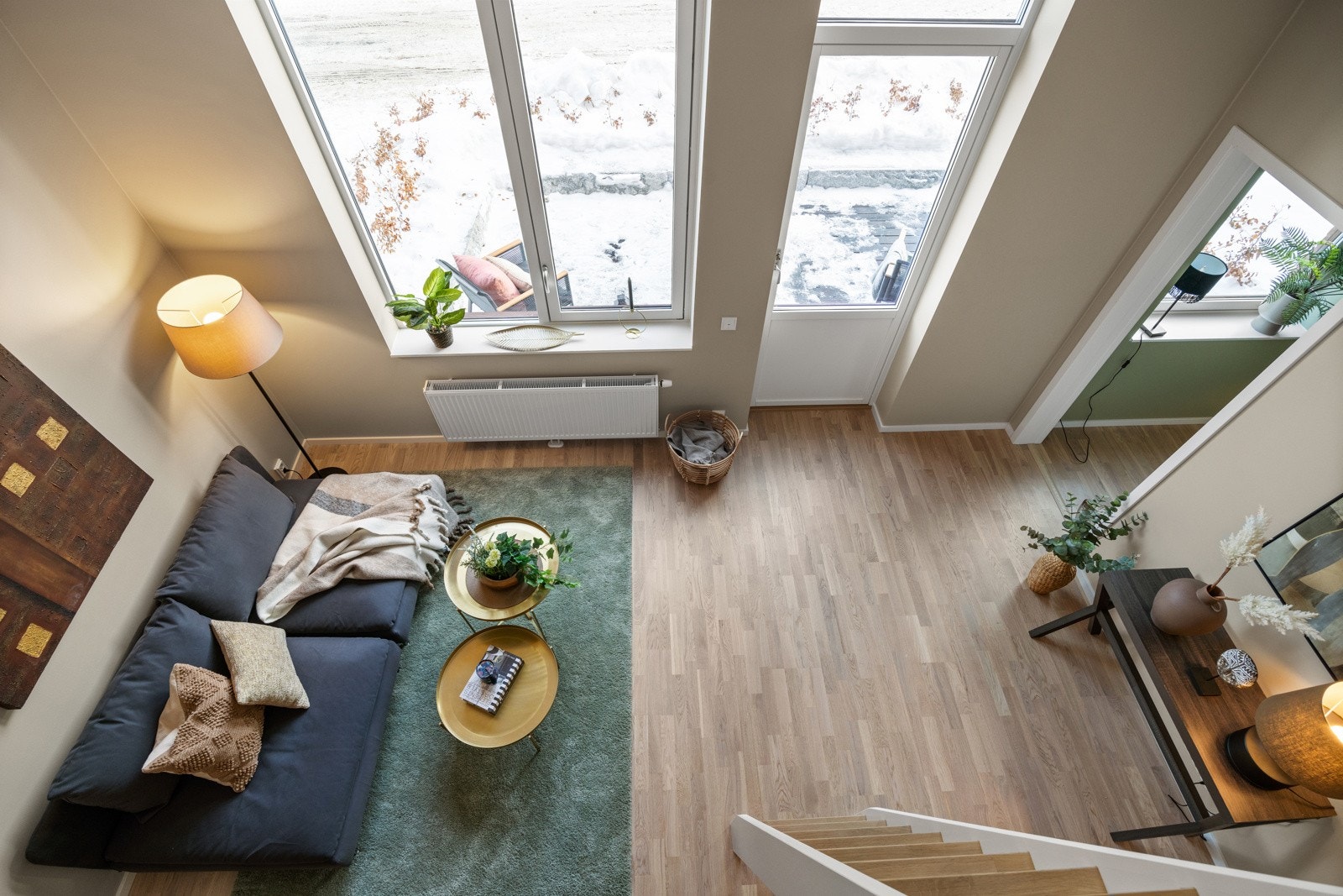 Velutformet stue med god plass til sofa, bord og øvrig ønsket møblement. Galleribilde