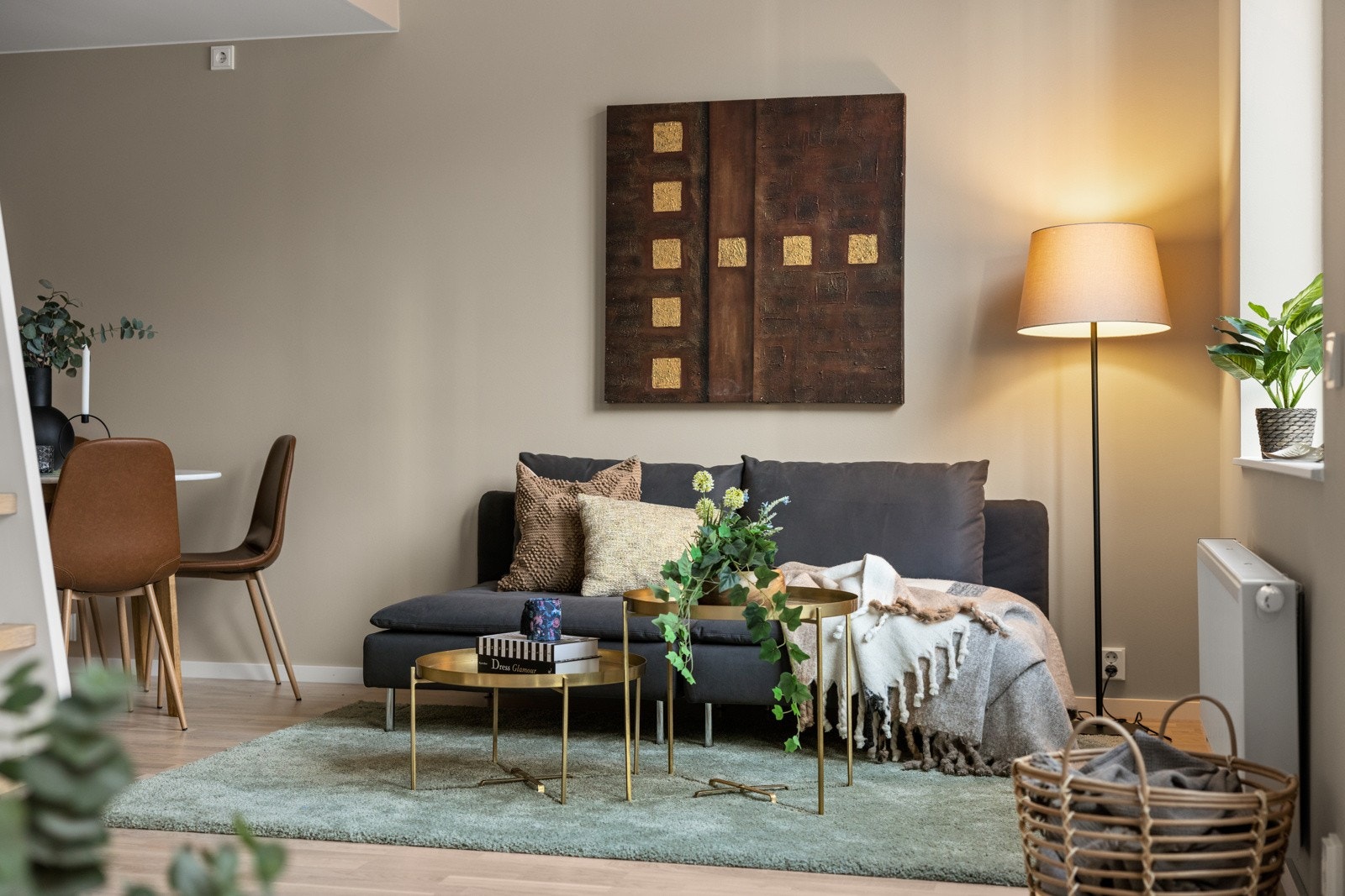 Samtlige oppholdsrom har påkostet eikeparkett. Galleribilde