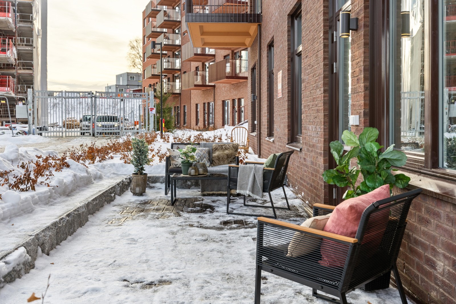 Attraktiv beliggenhet med umiddelbar nærhet til servicetilbud og offentlig kommunikasjon. Galleribilde