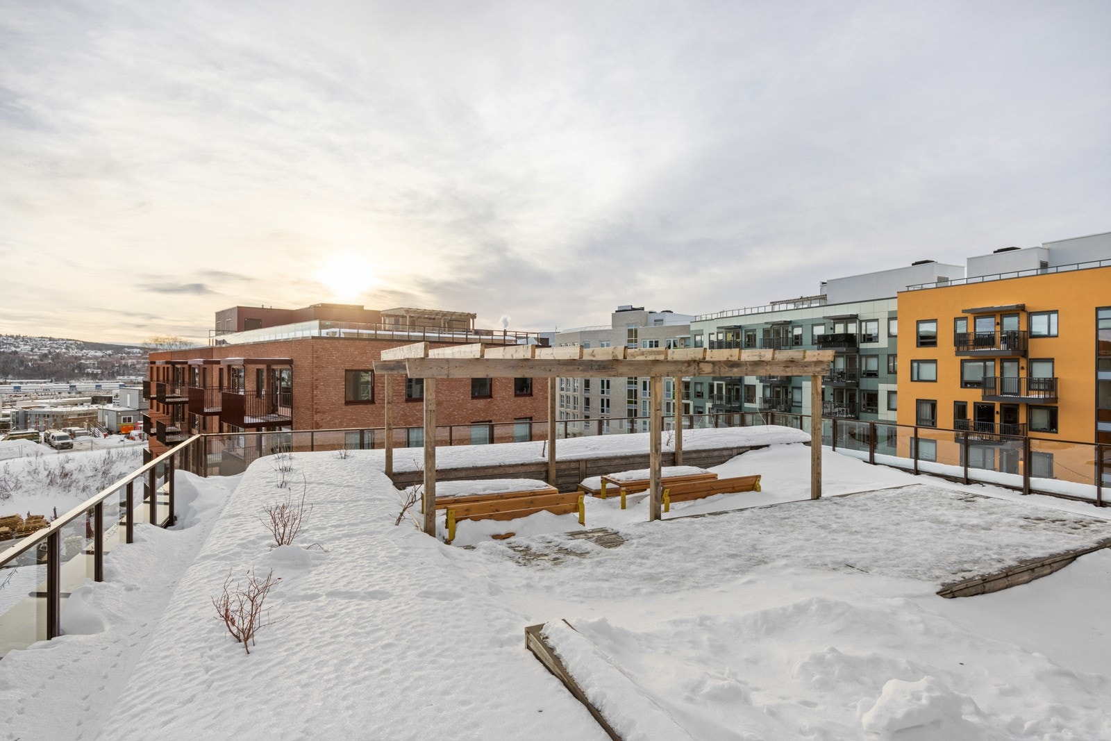 Flott felles takterrasse med nydelig utsikt og optimale solforhold. Galleribilde